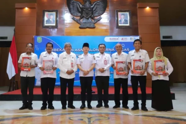 Bupati Trenggalek Serahkan SK Pensiun kepada 90 PNS Periode Februari hingga April 2026