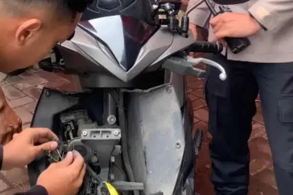 Tekan Angka Curanmor Polrestabes Surabaya Bagikan Alarm Motor Gratis di Penghujung Januari