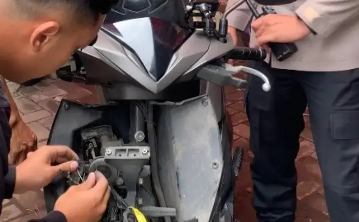 Polrestabes Surabaya Bagikan Alarm Motor Gratis__
