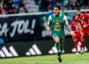 selebrasi usai mencetak gol ke gawang Malut United