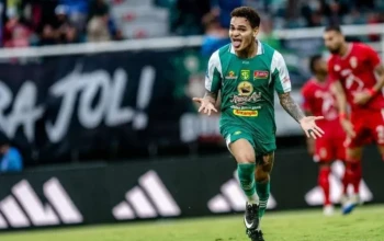 selebrasi usai mencetak gol ke gawang Malut United