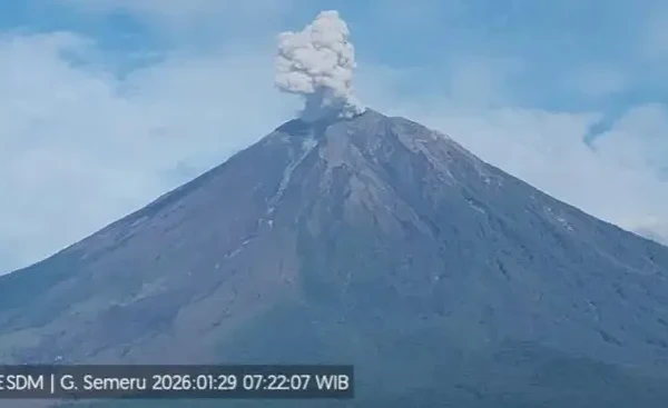 Gunung Semeru Kembali Erupsi Dua Kali pada Kamis Pagi