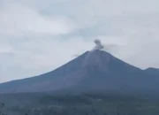 Gunung Semeru Erupsi Empat Kali Kamis Pagi dengan Kolom Abu Setinggi 700 Meter