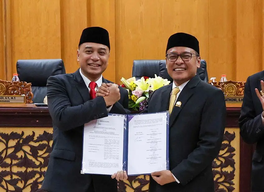 Wakil Ketua DPRD Surabaya Arif Fathoni bersama wli kota Surabaya Eri Cahyadi