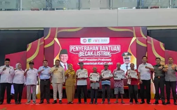 Presiden Prabowo Salurkan 200 Becak Listrik untuk Penarik Becak di Kota Kediri