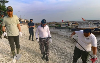 Ribuan Relawan Bersihkan Pantai Kenjeran Surabaya demi Wujudkan Indonesia ASRI