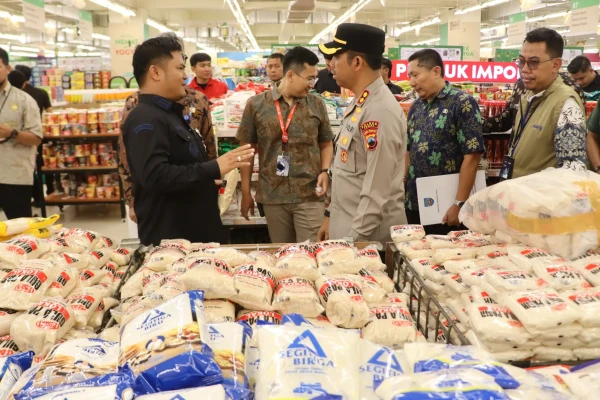 Bupati dan Kapolres Tegal Tinjau Harga dan Stok Sembako Jelang Lebaran 1447 H/2026