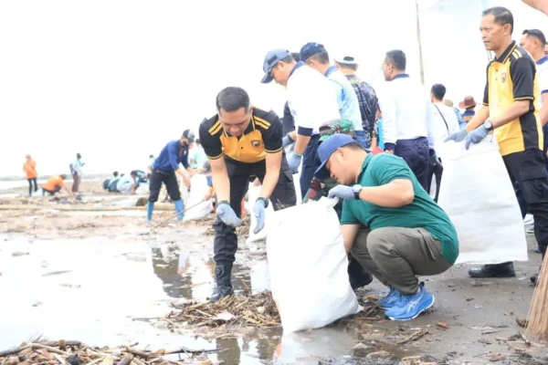 Bupati Tegal Pimpin Hari Peduli Sampah Nasional di Pantai Larangan