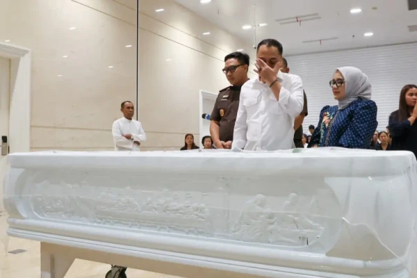 Isak Tangis Wali Kota Eri Cahyadi Lepas Kepergian Ketua DPRD Surabaya Adi Sutarwijono