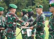 Upacara 17-an Februari 2026, Gubernur Akmil Bacakan Amanat Kasad dan Berikan Penghargaan Prajurit Berprestasi