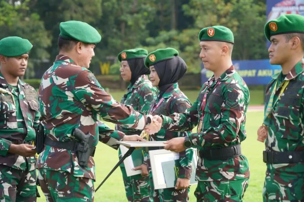 Upacara 17-an Februari 2026, Gubernur Akmil Bacakan Amanat Kasad dan Berikan Penghargaan Prajurit Berprestasi