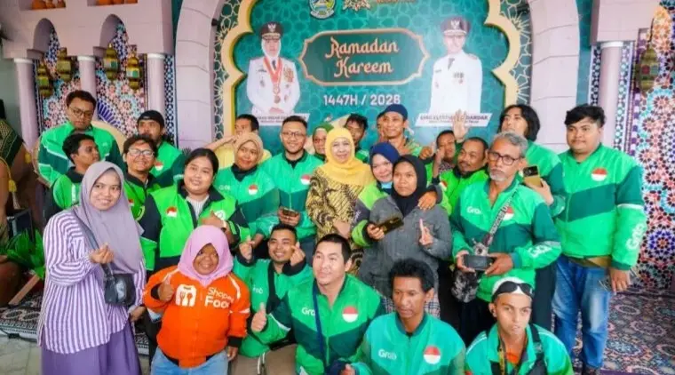 Gubernur Jawa Timur Khofifah Indar Parawansa)