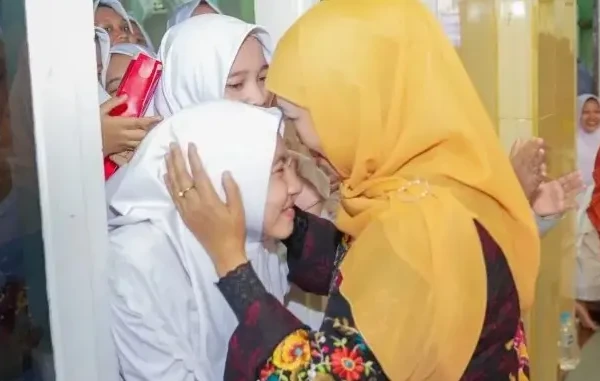 Khofifah Puji Sanad Keilmuan dan Peran Strategis Santriwati di Ponpes Nurul Cholil