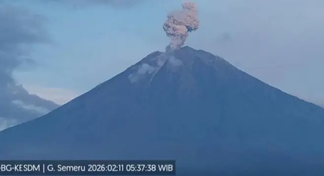Gunung Semeru Meletus Lima Kali dalam Semalam
