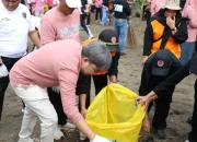 Wujudkan Wisata Kelas Dunia Gus Fawait Pimpin Aksi Bersih Pantai Selatan Bersama Ratusan Pelajar