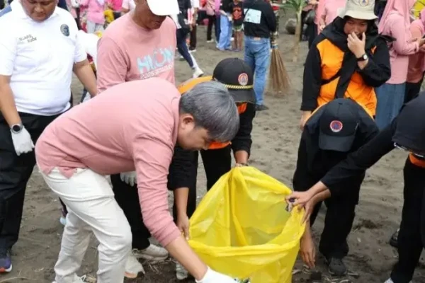 Wujudkan Wisata Kelas Dunia Gus Fawait Pimpin Aksi Bersih Pantai Selatan Bersama Ratusan Pelajar