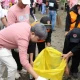 Gus Fawait memimpin langsung aksi bersih-bersi.jpg