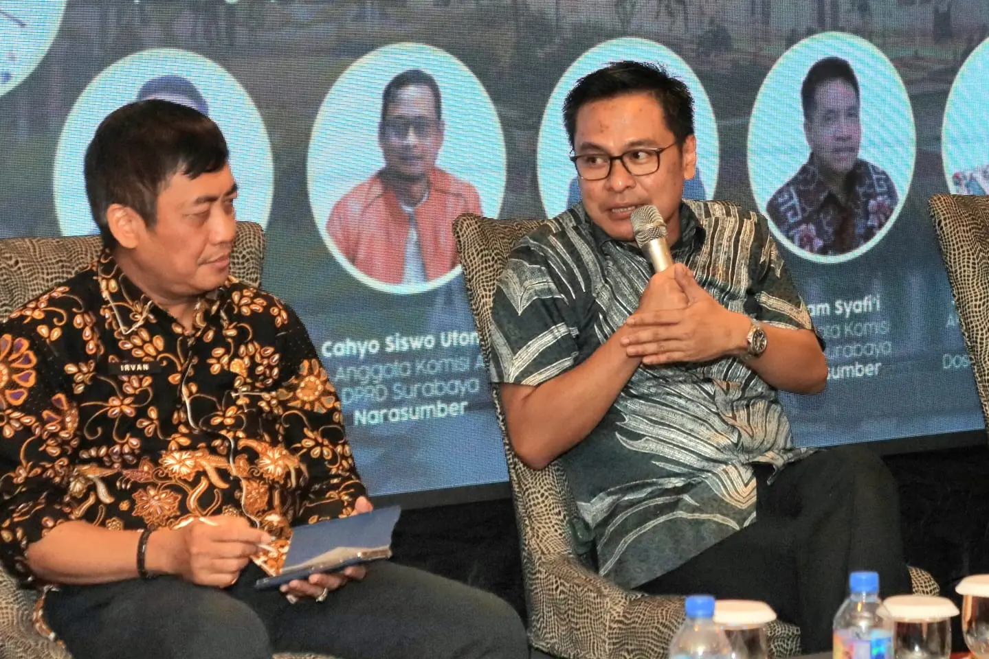 Arif Tahoni (Kanan) bersama Kepala Bapeda Kota Surabaya Irvan Wahjudrajat dalam sebuah forum Group discuss yang digelar Forum Wartawan Surabaya, Kamis (05/02/2026)