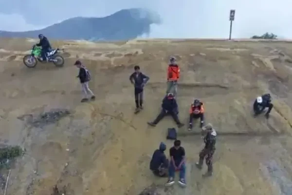 Pendaki Remaja yang Hilang di Kawah Ijen Ditemukan Selamat di Area Tebing