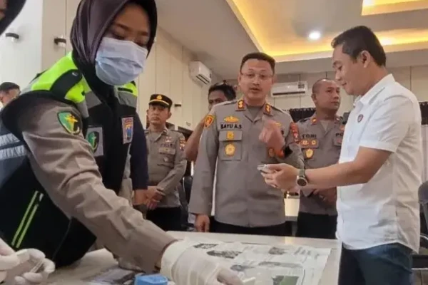 Mitigasi Penyalahgunaan Narkoba, Kapolres Situbondo Pimpin Tes Urine Mendadak Bagi Personel