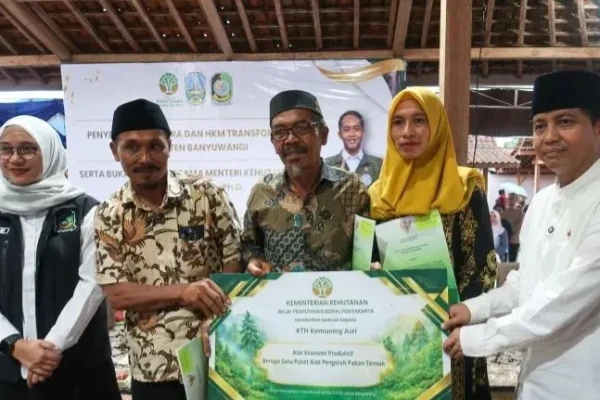 Kementerian Kehutanan Serahkan SK TORA di Banyuwangi guna Percepat Reforma Agraria
