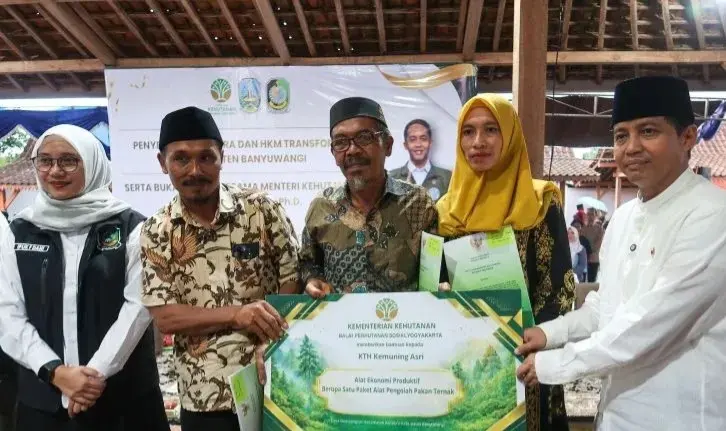 Kementerian Kehutanan Serahkan SK TORA di Banyuwan