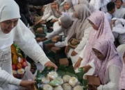 Gubernur Khofifah Bagikan Ratusan Apem dan Resmikan Fasilitas Baru di Masjid Al-Akbar