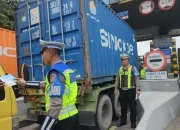 Ditlantas Polda Jatim Tertibkan Truk dan Bus yang Nekat Kuasai Lajur Kanan Tol