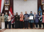 Inovasi Kepemimpinan Unggul Pemerintah Kota Surabaya Berhasil Sabet Peringkat Pertama PIMTI Awards 2025