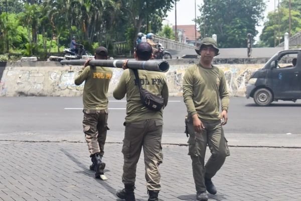 Satpol PP Surabaya Cabut 18 Tiang Fiber Optik Ilegal di Kawasan Panjang Jiwo