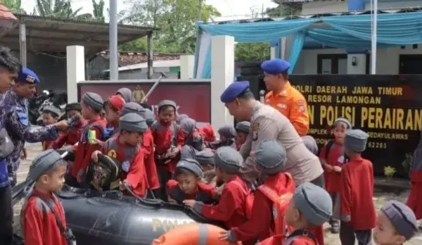 Polairud Polres Lamongan Tanamkan Kesadaran Keselamatan Perairan Sejak Dini kepada Siswa TK