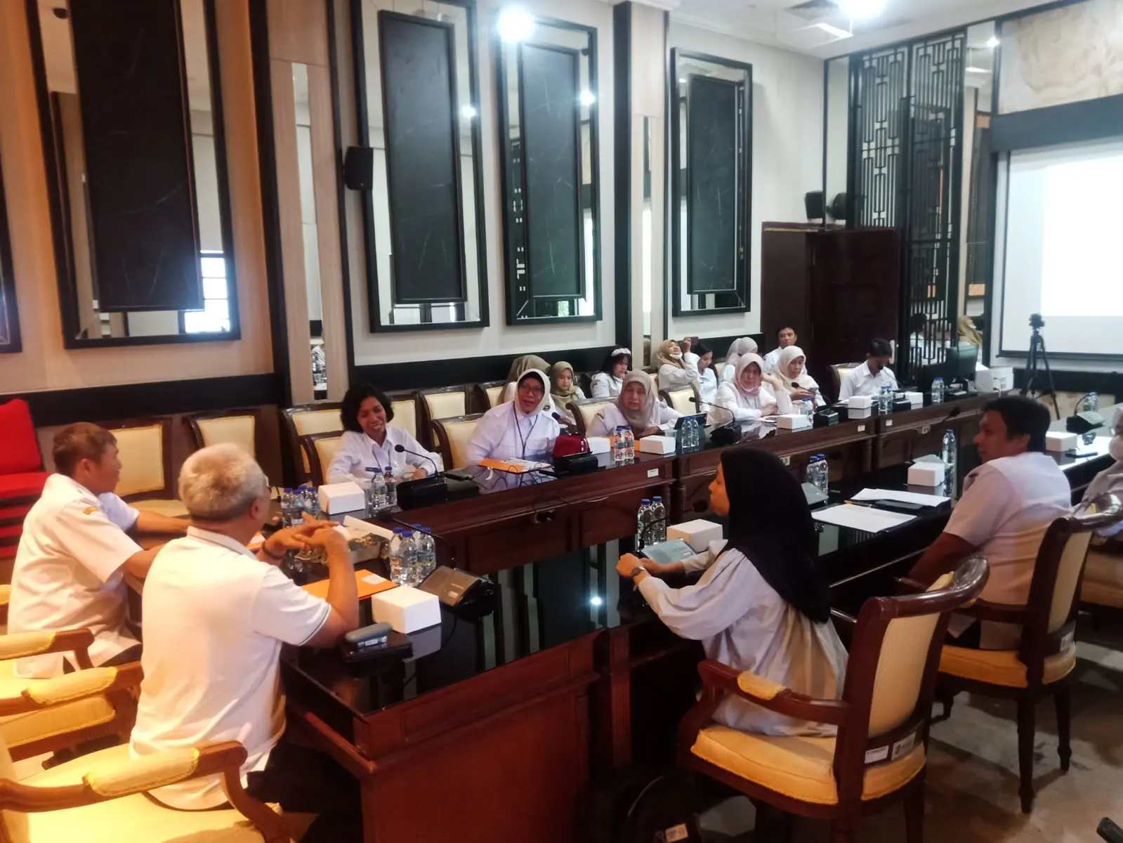 Rapat Koordinasi tentang SPPG di Surabaya di ruag Sekda kota Surabaya