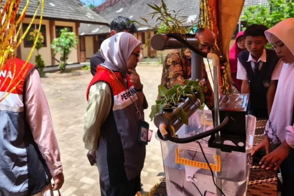 Sekolah Berbasis Teknologi Hijau, Pertamina Pasang Panel Surya 6.000 Watt di SMPN 2 Jenu