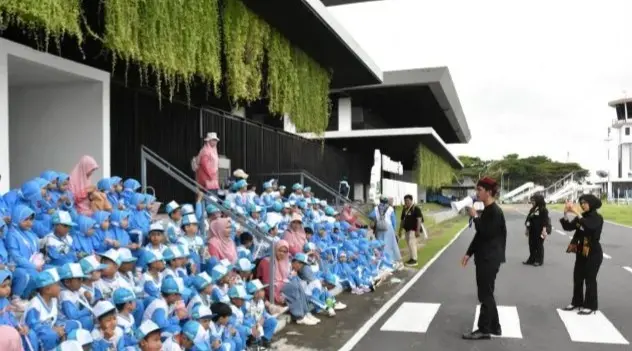 Siswa sekolah saat kunjungan kebandara
