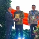 Wali Kota Eri Cahyadi menerima penghargaan terbaik