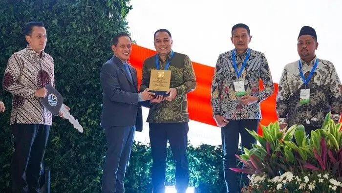 Wali Kota Eri Cahyadi menerima penghargaan terbaik
