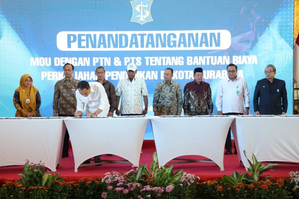 penandatanganan Nota Kesepahaman (MoU) antara Pemkot Surabaya dan sejumlah perguruan tinggi di Lobby Balai Kota Surabaya, Kamis (5/2/2026).