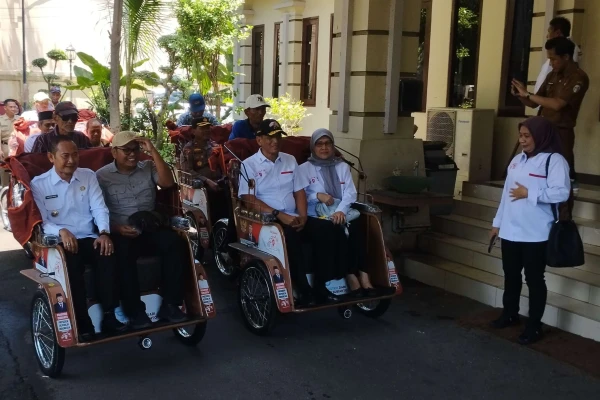 Yayasan GSN Salurkan 200 Unit Becak Listrik untuk Lansia di Lamongan