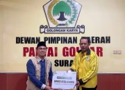 Achnad Nurdjayanto Saat menyalirkan zakat