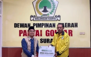 Achnad Nurdjayanto Saat menyalirkan zakat