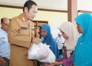 Pemkab Lamongan Salurkan 54 Ton Beras dan 9.700 Paket Sembako untuk Warga Terdampak Banjir