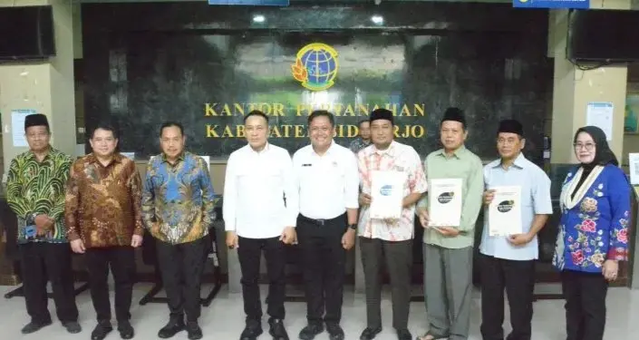 Dirjen ATRBPN serahkan sertifikat wakaf