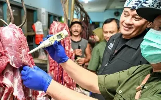 Dispertan Banyuwangi melakukan pengecekan di pasar