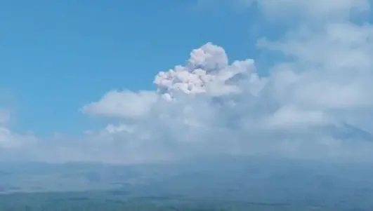 Erupsi Gunung Semeru Disertai Awan Panas Guguran