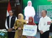 Gubernur Jatim Salurkan Bansos Rp7,2 Miliar untuk Perkuat Ketahanan Keluarga di Lamongan