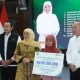Gubernur Jatim Salurkan Bansos Rp7,2 Miliar