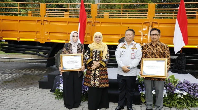 Gubernur Khofifah didampingi Kadishub Jatim
