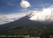 Gunung Semeru Erupsi dan Luncurkan Awan Panas, Masyarakat Diminta Waspada