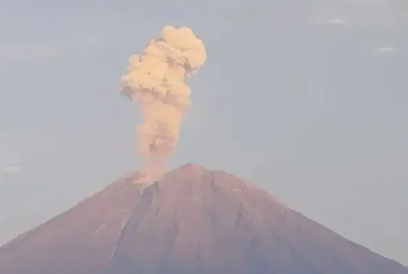 Gunung Semeru Kembali Erupsi Sebanyak 11 Kali pada Minggu Pagi