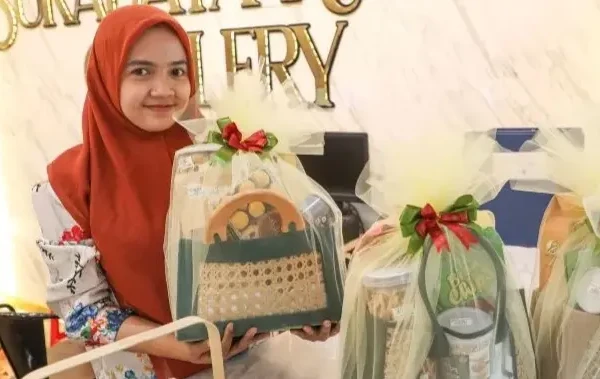 Dongkrak Ekonomi Lokal, Pemkot Surabaya dan Dekranasda Fasilitasi Parsel Lebaran Produk UMKM